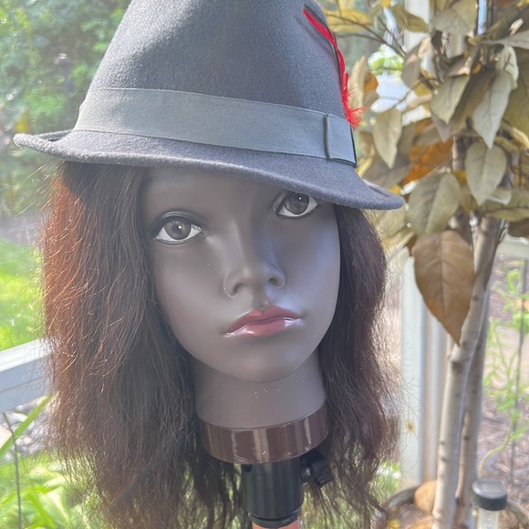 Grey  felt hat with red feather used worn very classy !! - Picture 6 of 6